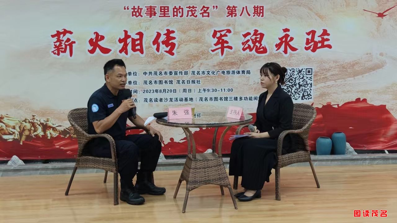 陈喜初展示他荣获的勋章。梁天宇 摄